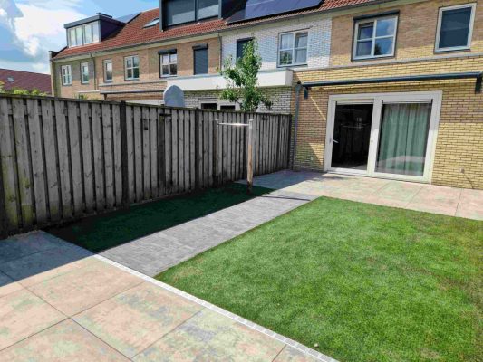 Aanleg terras met 80x80 cm tegels in Meppel – Hoveniersbedrijf Peter Dolfsma